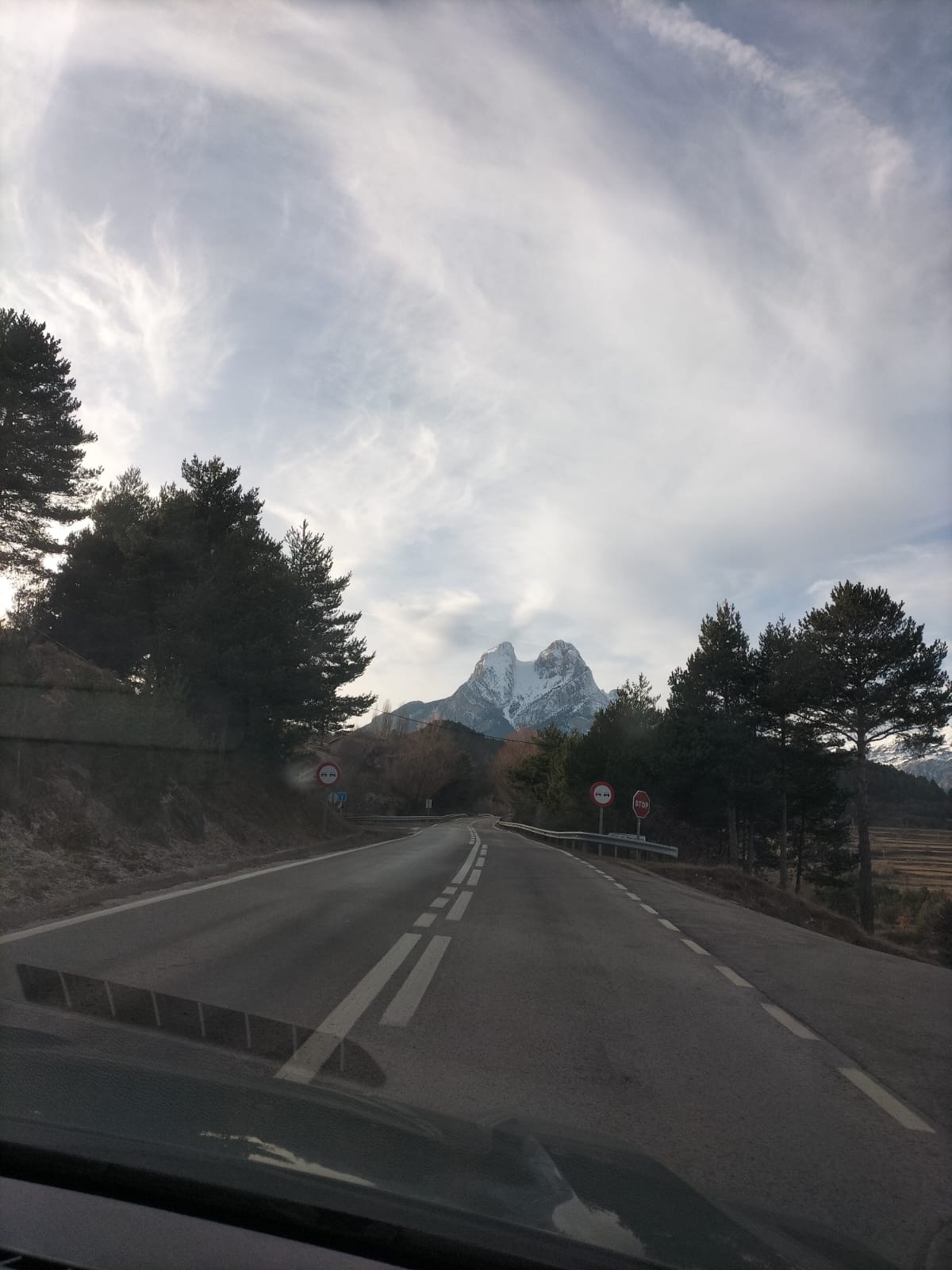 La carretera cap a Saldes amb el Pedraforca nevat