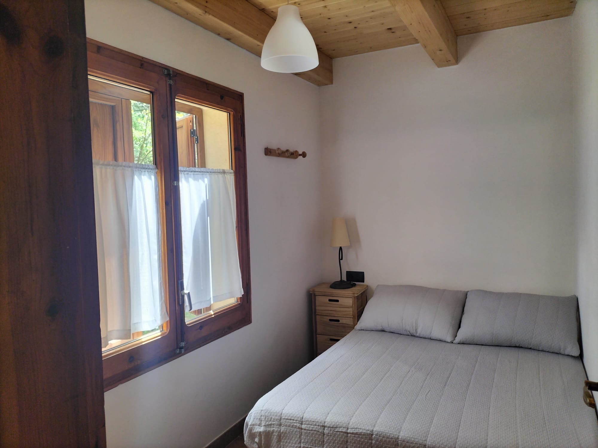 Habitació amb llit doble i vistes al jardí