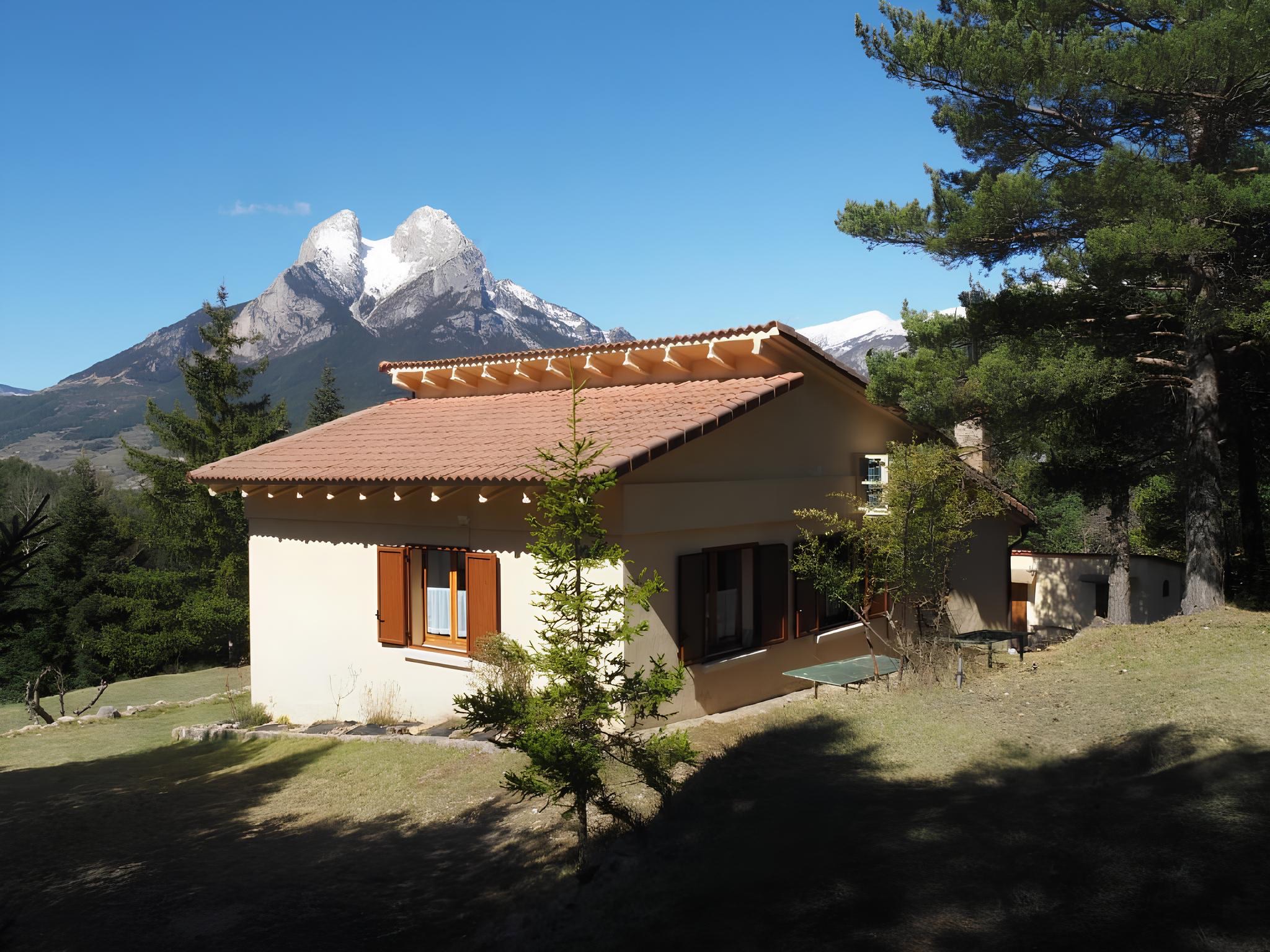 Ca l'Anella amb el Pedraforca