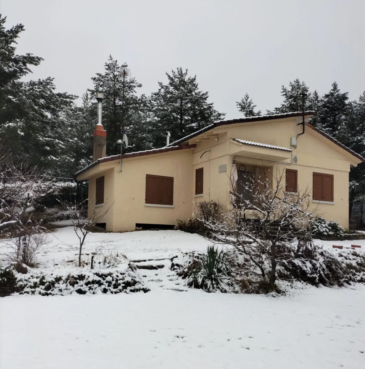 La casa a l'hivern amb neu