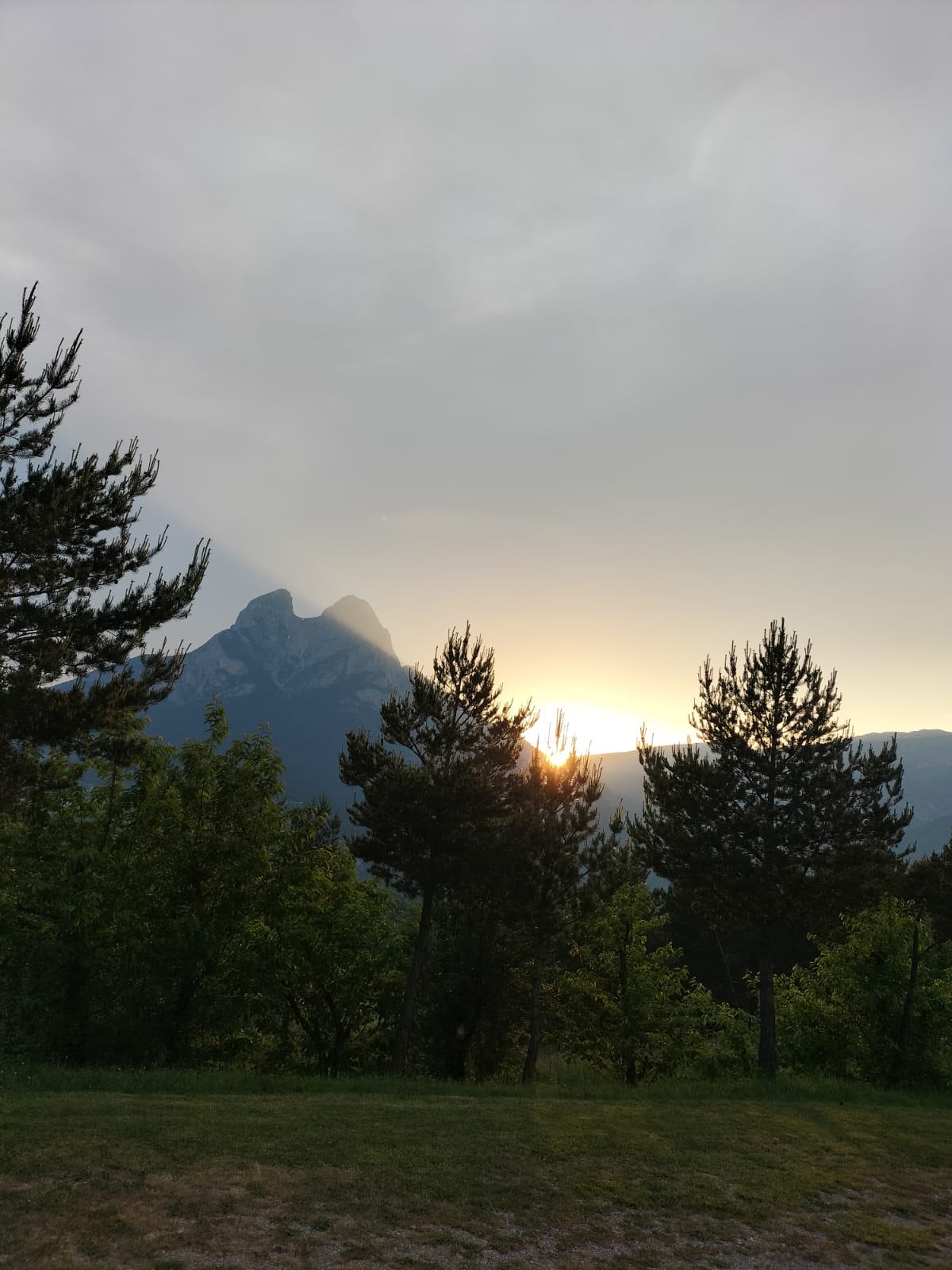 Posta de sol amb núvols sobre el Pedraforca