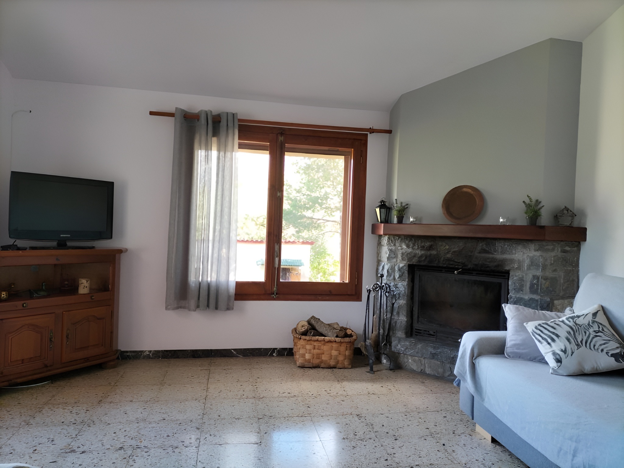 Sala d'estar amb llar de foc
