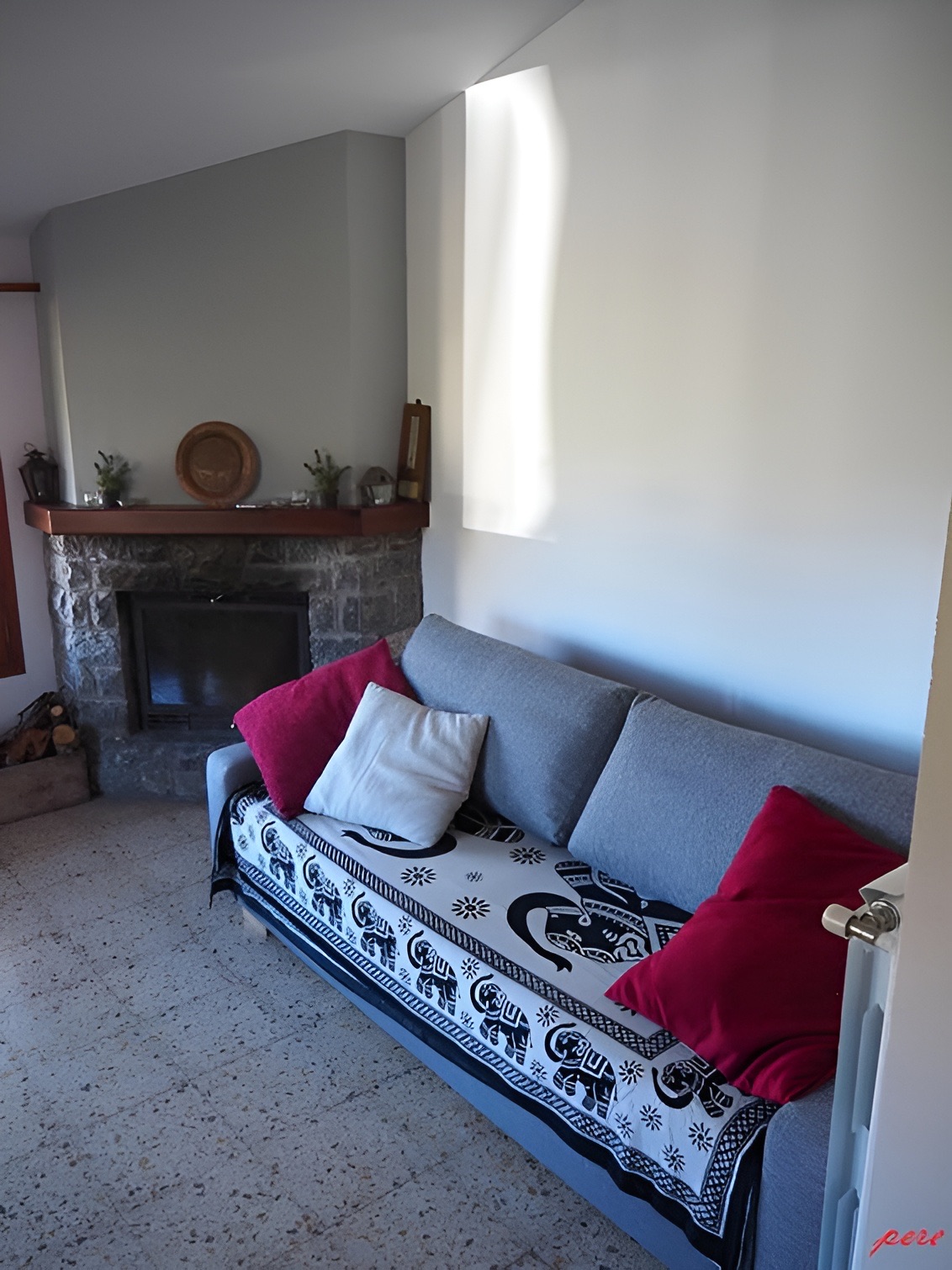 Sala amb sofà llit i llar de foc
